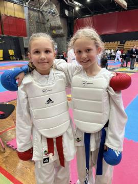 Ula Požar s svojo novo prijateljico